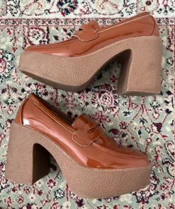 Bruna lackade loafers med platåsula