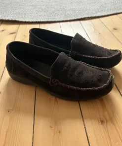 Bruna loafers i mocka