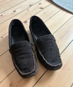 Bruna loafers i mocka