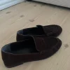 Brune loafers i ruskind
