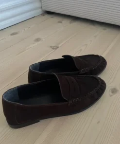 Brune loafers i ruskind