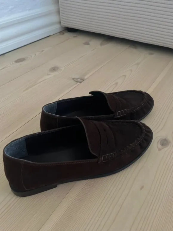 Brune loafers i ruskind