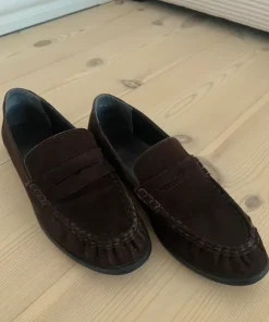 Brune loafers i ruskind