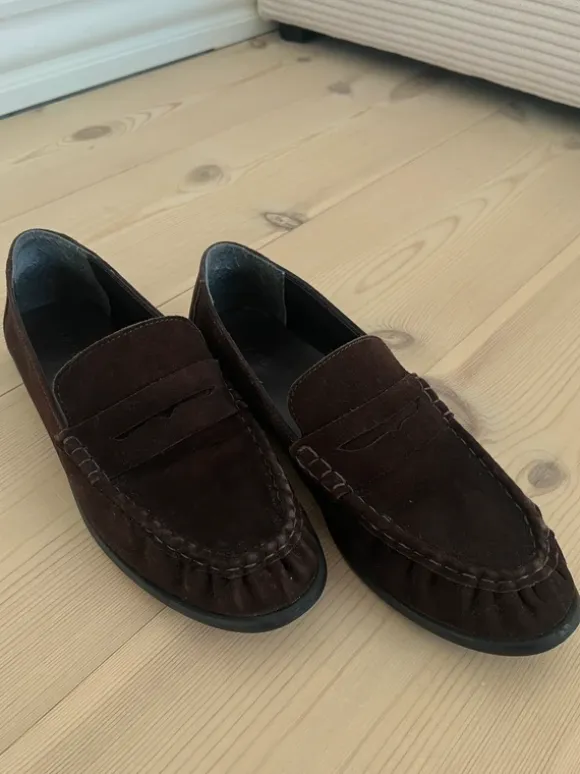 Brune loafers i ruskind