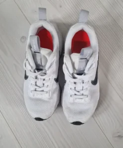 Buty Białe Nike Air Max intrlk Rozmiar 33Rozmiar: 33 EUDługość wkładki: 20,5 cmStan:Rozmiar 33