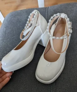 Buty czółenka na platformie z ozdobnym zapięciem