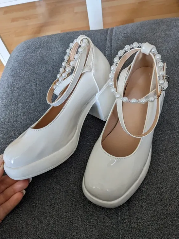Buty czółenka na platformie z ozdobnym zapięciem