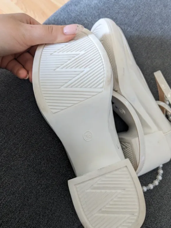Buty czółenka na platformie z ozdobnym zapięciem