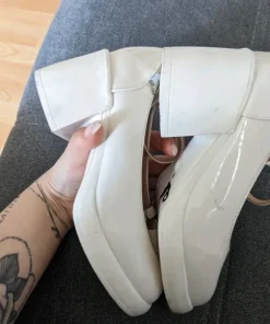 Buty czółenka na platformie z ozdobnym zapięciem