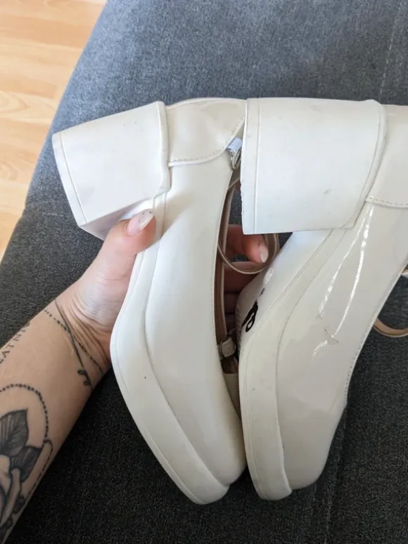 Buty czółenka na platformie z ozdobnym zapięciem