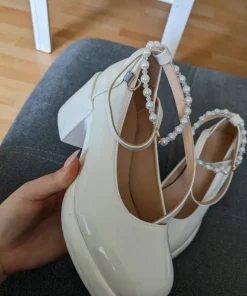 Buty czółenka na platformie z ozdobnym zapięciem