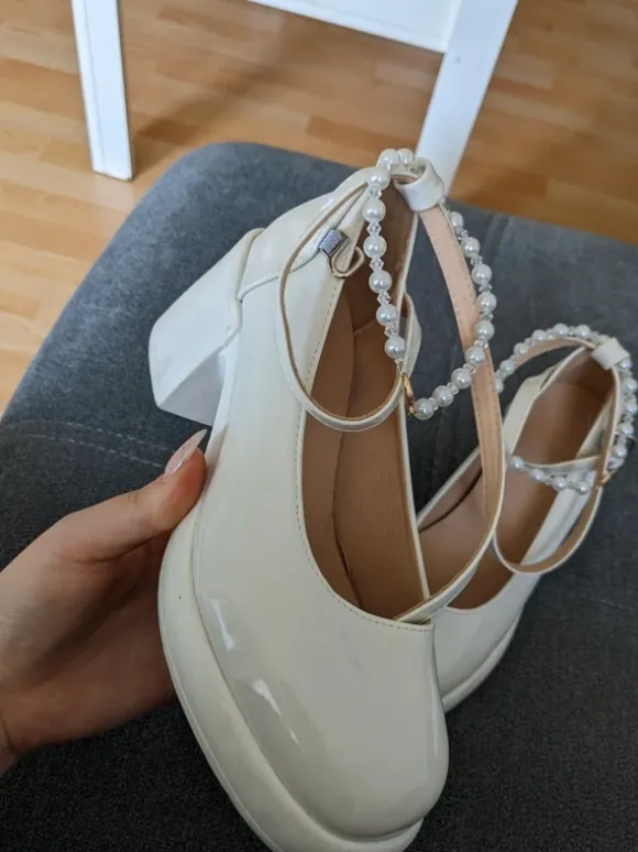 Buty czółenka na platformie z ozdobnym zapięciem