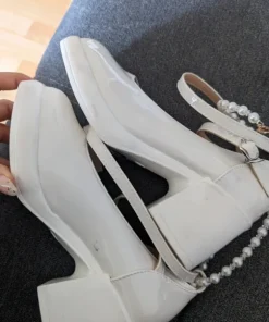 Buty czółenka na platformie z ozdobnym zapięciem