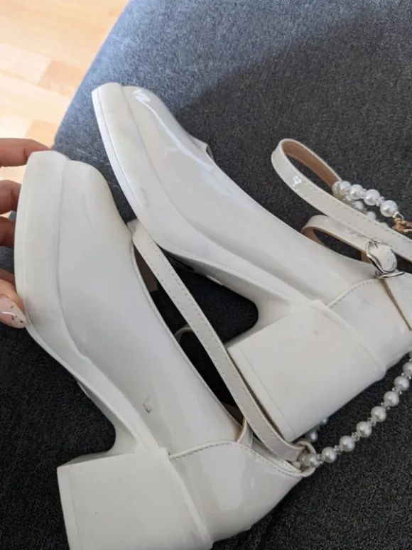 Buty czółenka na platformie z ozdobnym zapięciem