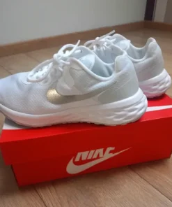 Buty damskie Nike Revolution 6 Next białe rozmiar 36