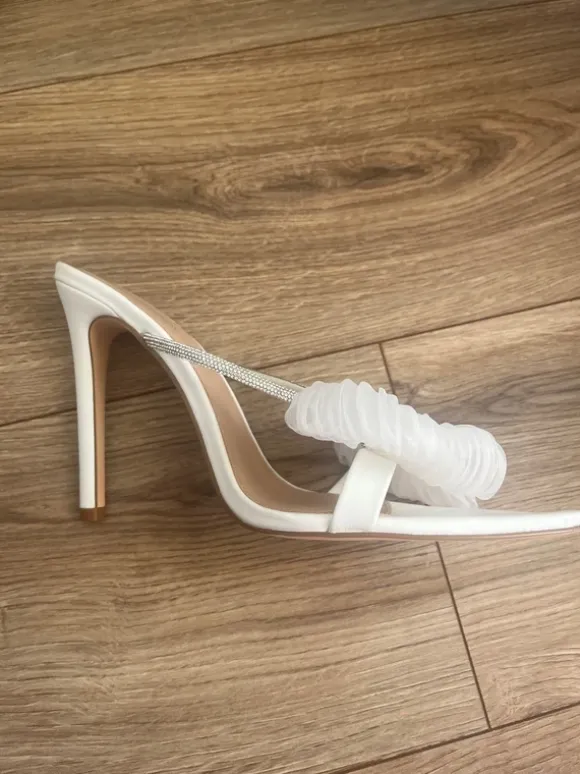 Buty eleganckie białe z piękną kokardą 40