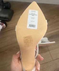 Buty eleganckie białe z piękną kokardą 40