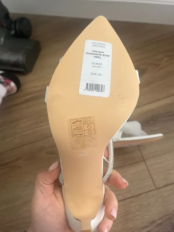 Buty eleganckie białe z piękną kokardą 40