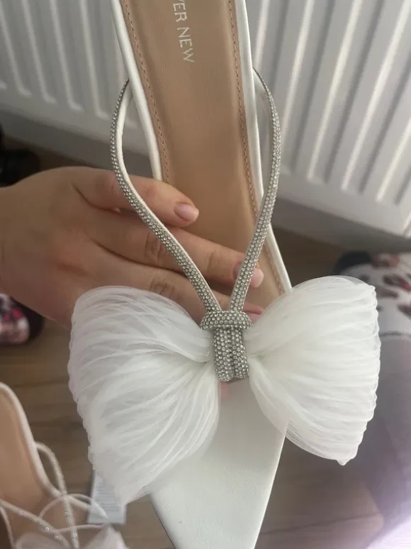 Buty eleganckie białe z piękną kokardą 40