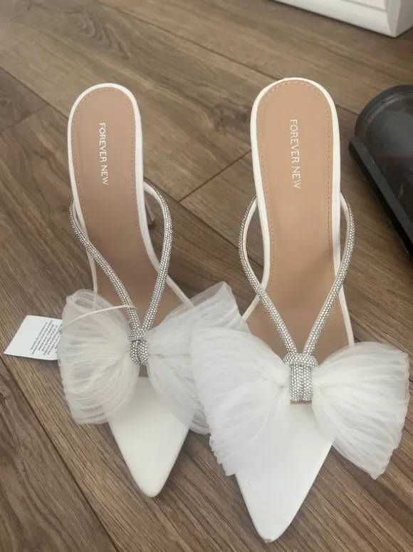 Buty eleganckie białe z piękną kokardą 40