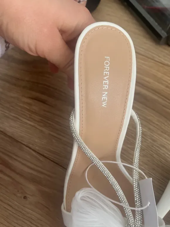 Buty eleganckie białe z piękną kokardą 40