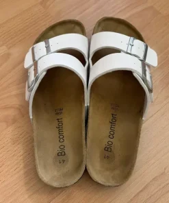 Buty klapki z Profilowaną Wkładką z Imitacji Zamszu i Regulowanymi Paskam na lato