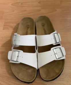 Buty klapki z Profilowaną Wkładką z Imitacji Zamszu i Regulowanymi Paskam na lato