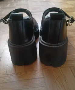Buty na podwyższeniu i obcasie
