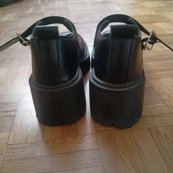 Buty na podwyższeniu i obcasie