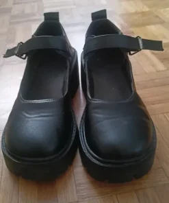 Buty na podwyższeniu i obcasie