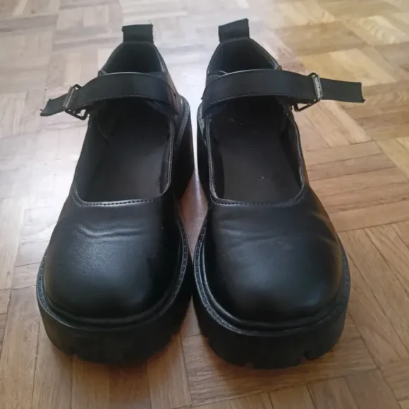 Buty na podwyższeniu i obcasie