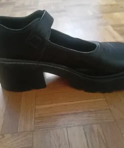 Buty na podwyższeniu i obcasie