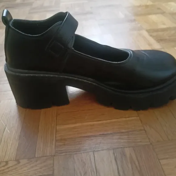 Buty na podwyższeniu i obcasie