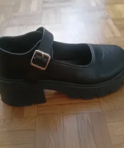 Buty na podwyższeniu i obcasie