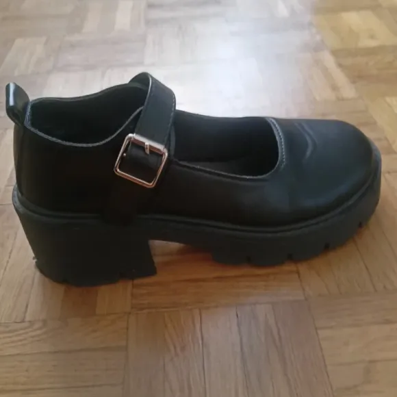 Buty na podwyższeniu i obcasie