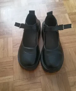 Buty na podwyższeniu i obcasie