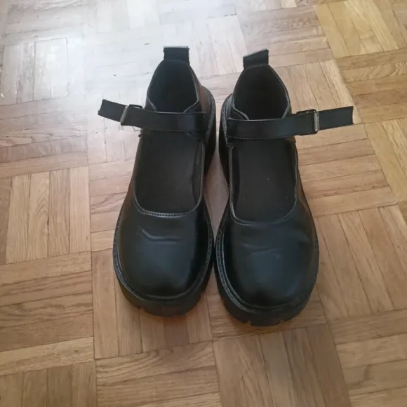 Buty na podwyższeniu i obcasie