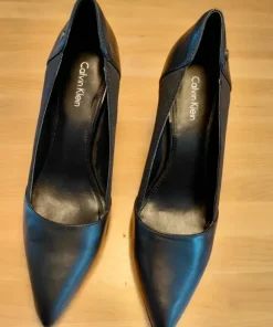 Calvin Klein - Svarta pumps, stilett