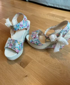 Cottage core floral wedges