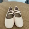 Cremefarvede ballerinasko med spænder – str. 34,5/35 – nye
