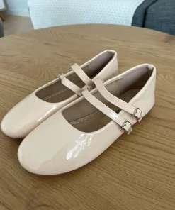 Cremefarvede ballerinasko med spænder – str. 34,5/35 – nye