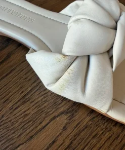 Creméfärgade sandaler