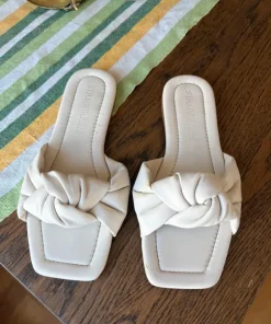 Creméfärgade sandaler