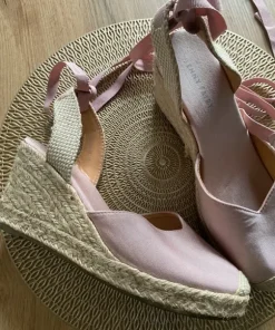 Cudne espadryle ,sandały ,na koturnie ,wiązane
