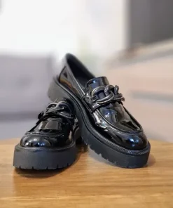 Czarne lakierowane loafersy Menbur Here & Now