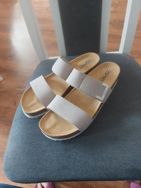 Esprit klapki profilowane na korku r. 40