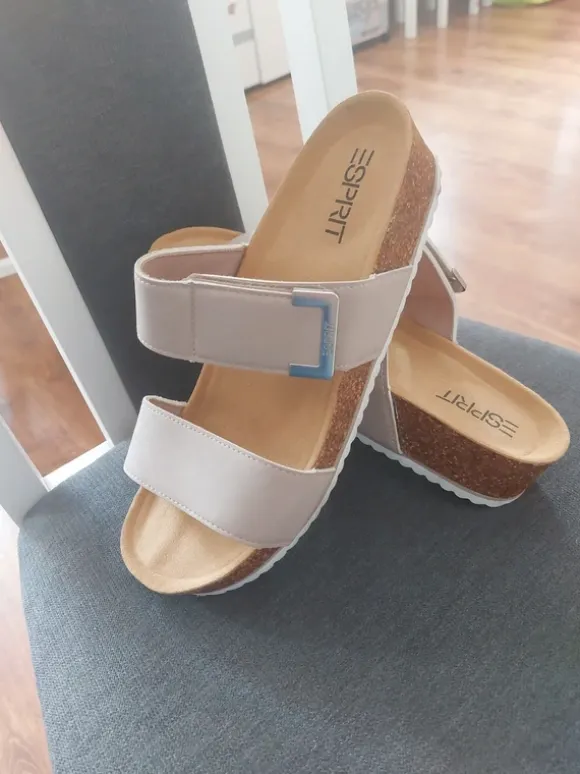 Esprit klapki profilowane na korku r. 40