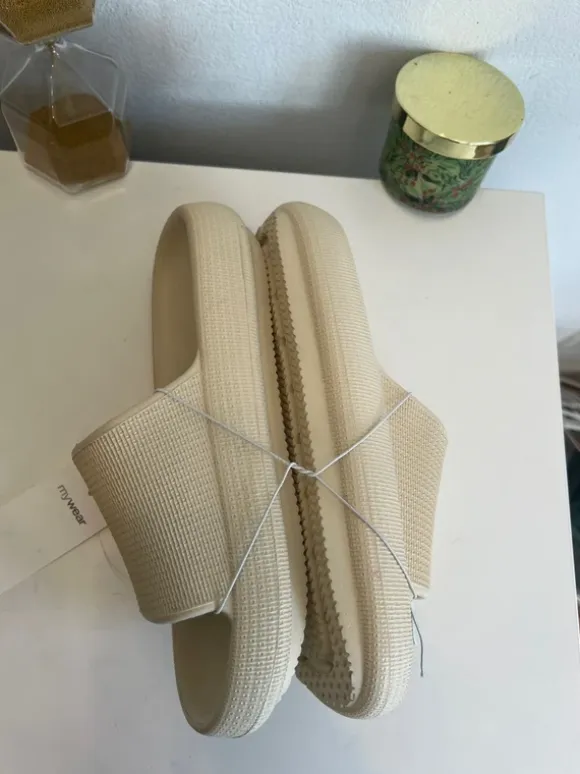 Flip-flops 🥳väldigt fint👑elegant 🪩helt nytt🪞🌟