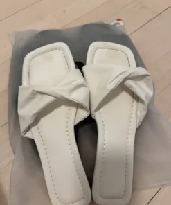 Hvide sandaler