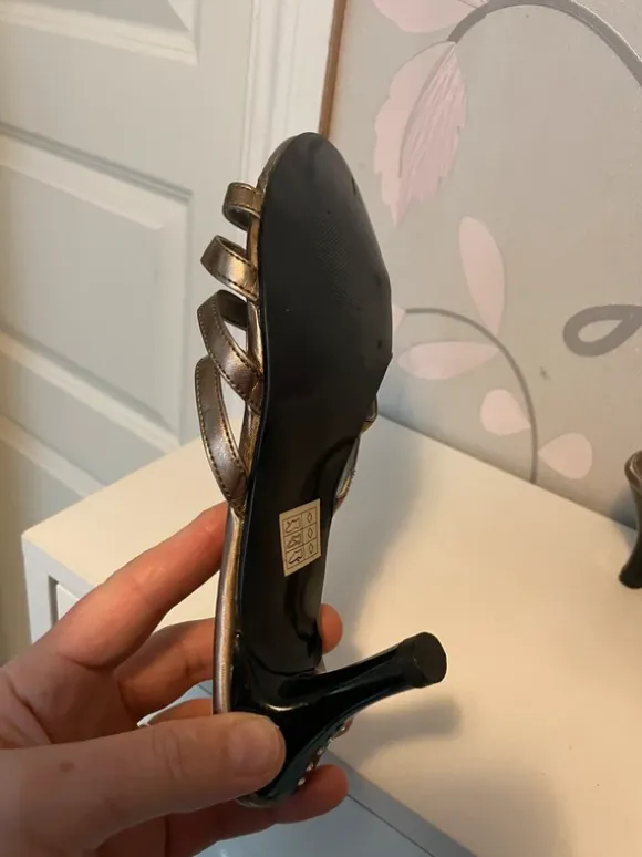 Klackar storlek 39 men som 38